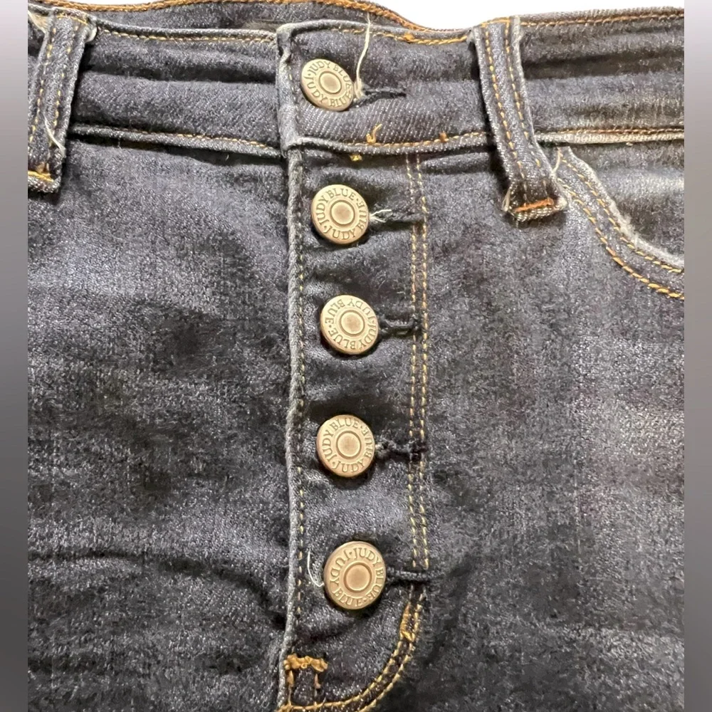 Judy Blue Dark Wash Button Up Waist Non Distressed Denim Shorts with Raw Hem XL - Picture 7 of 9